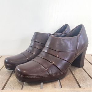 CLARKS ARTISAN MIKA SUE ANKLE BOOTIE HEELS. DARK BROWN/8